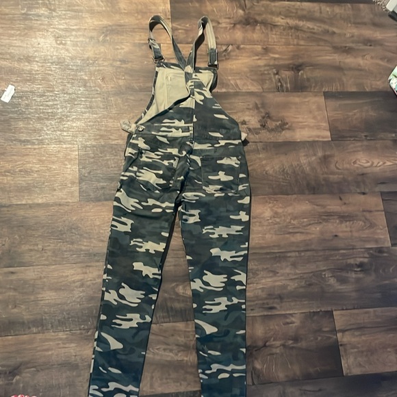 Forever 21 Camo Skinny Jean Overalls Size Medium - Picture 7 of 7